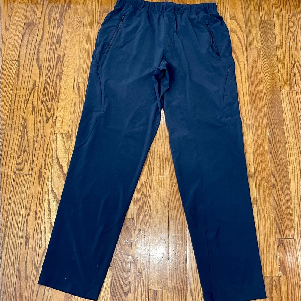 Lululemon Athletica Navy Blue Elastic Waist Lightweight Workout Pants. Size L.